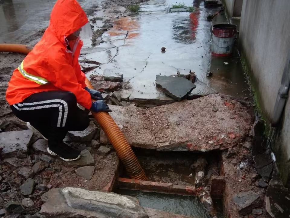 琼山专业清理污水池 炜誉市政以规范流程守护城市 “肠道”